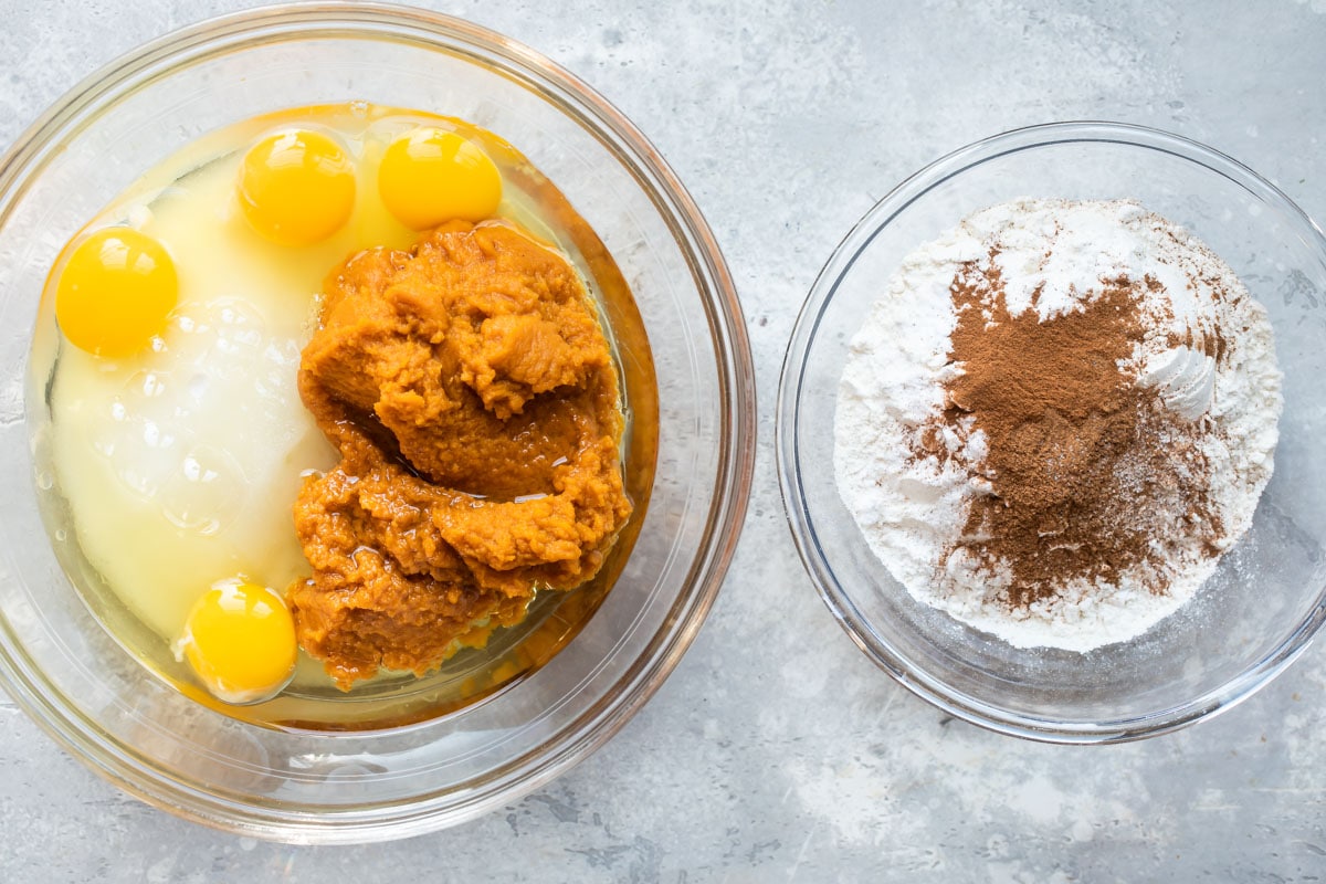 Pumpkin bar ingredients in two clear bowls.