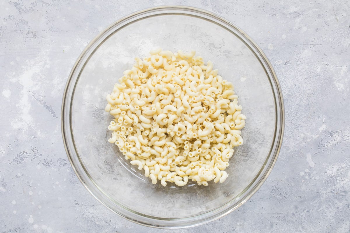 Cooked macaroni pasta in a clear bowl.