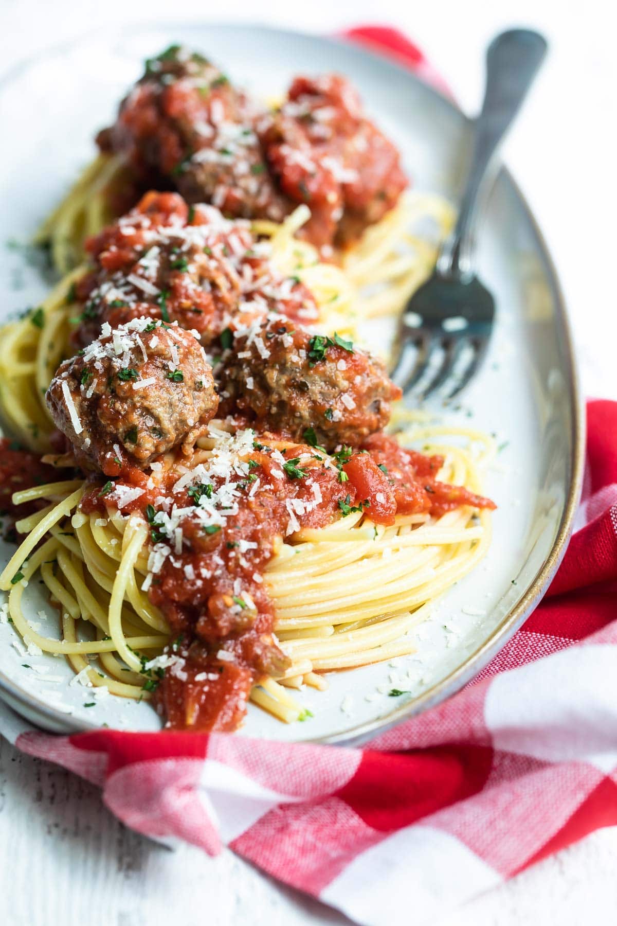 A plate of spaghetti and meatballs.