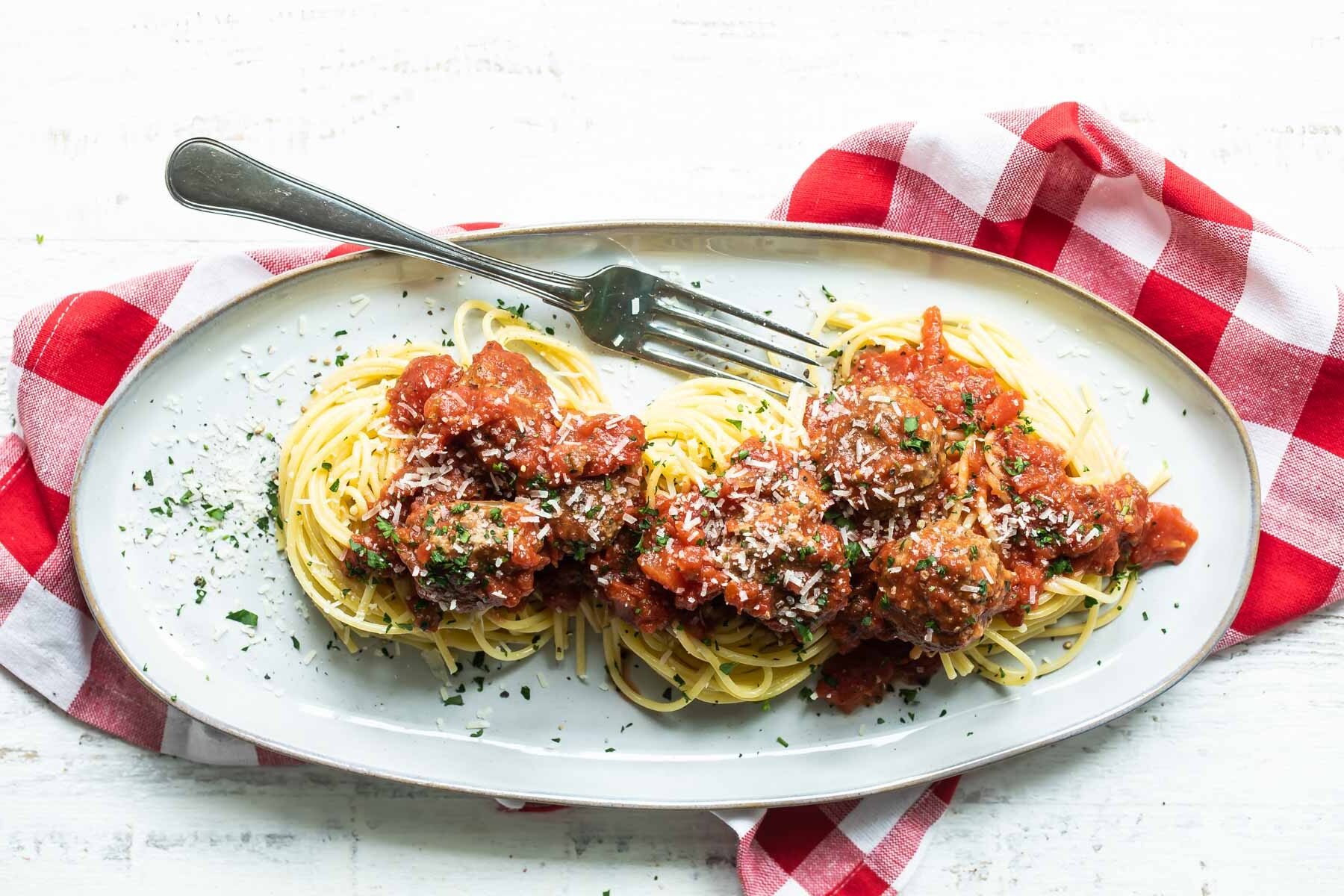 A plate of spaghetti and meatballs.