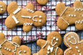 A baking rack with gingerbread cookies cooling on it.