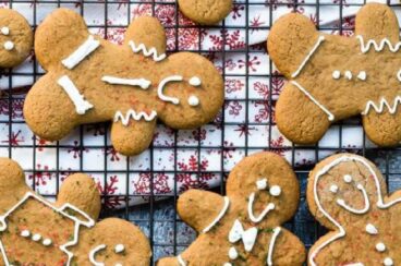 A baking rack with gingerbread cookies cooling on it.