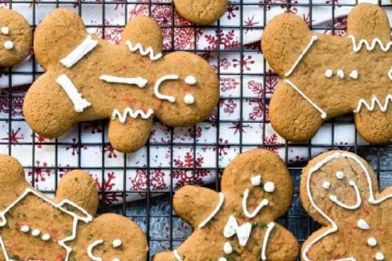 A baking rack with gingerbread cookies cooling on it.