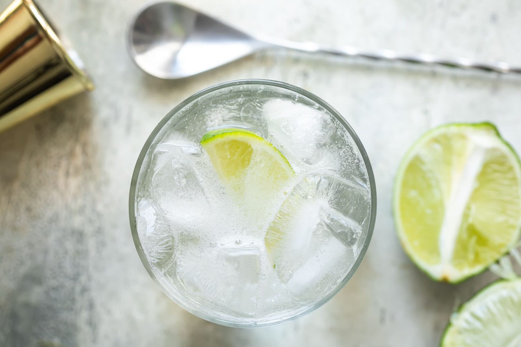 A gin and tonic cocktail.