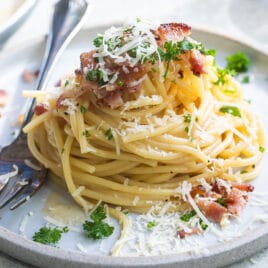 Spaghetti carbonara on white plates.