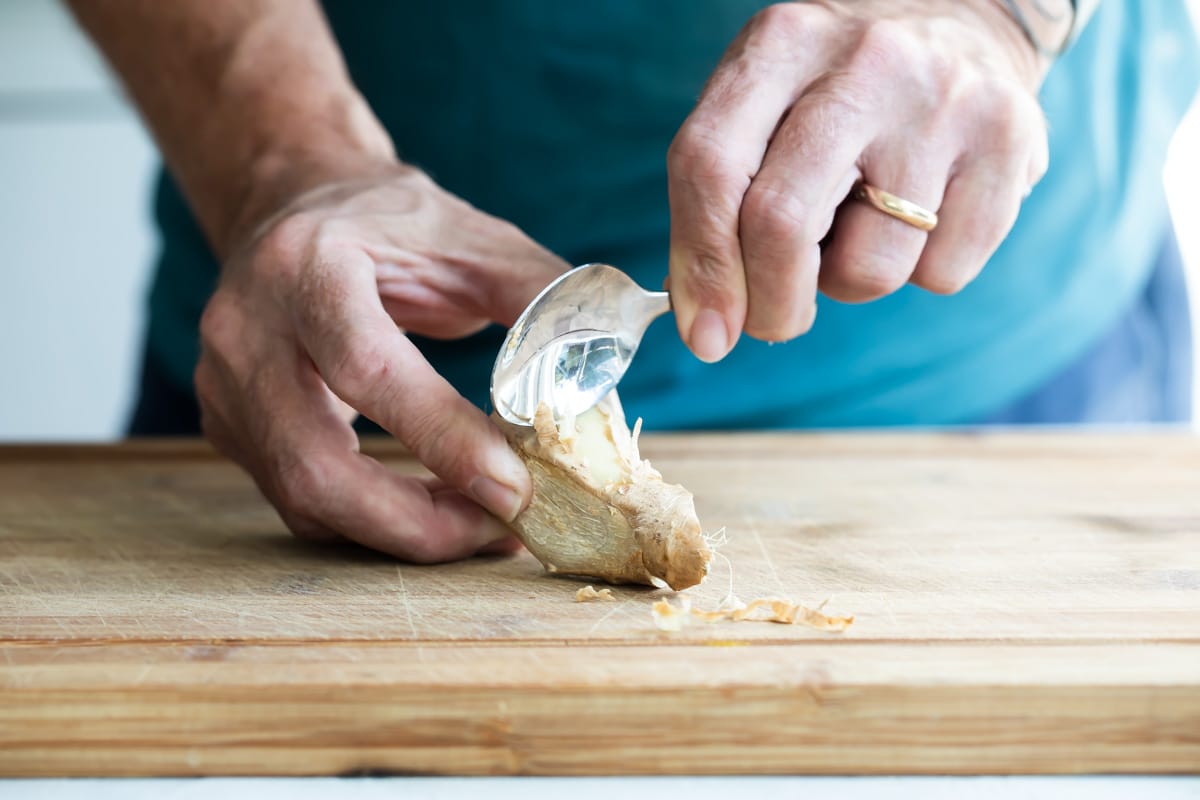 How to peel ginger with a spoon.