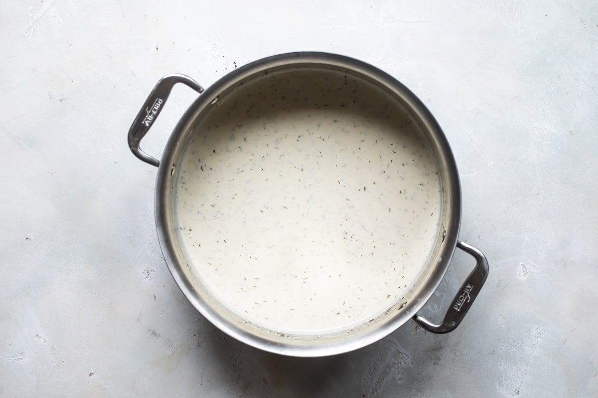 Primavera sauce in a pot.