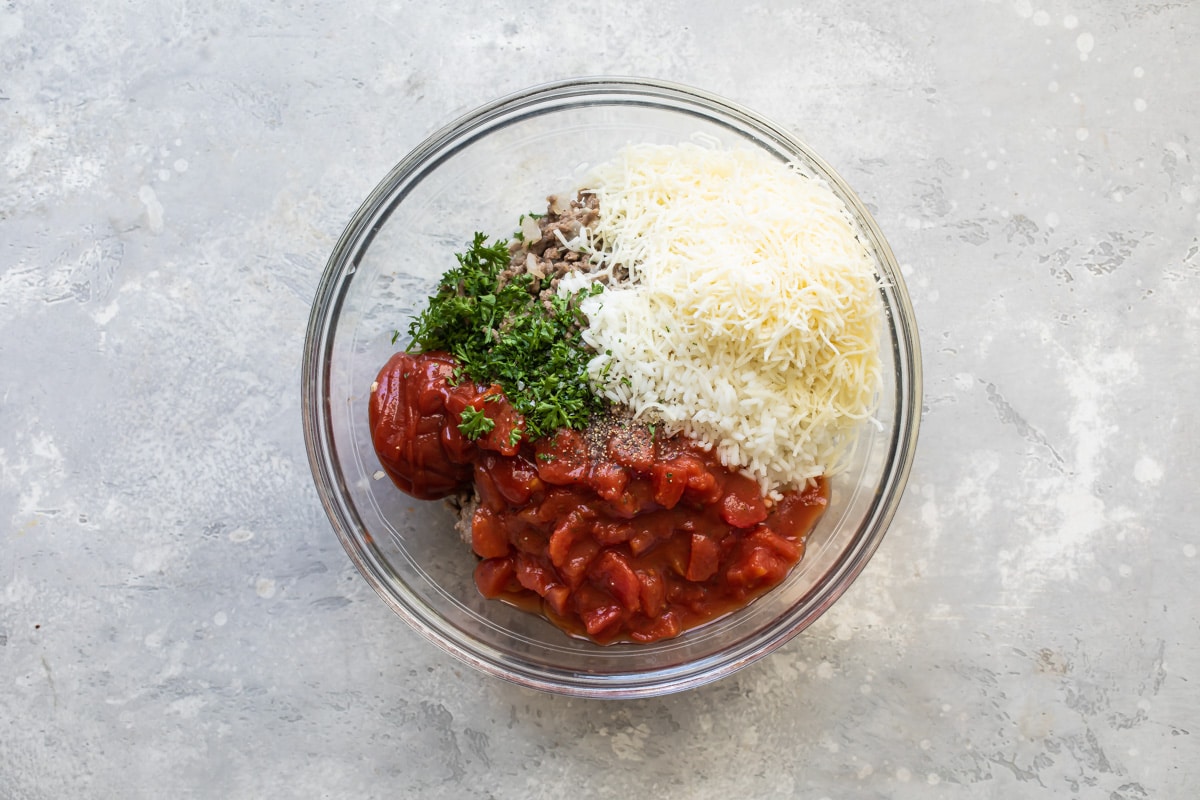 Stuffed bell pepper stuffing ingredients in a clear bowl.