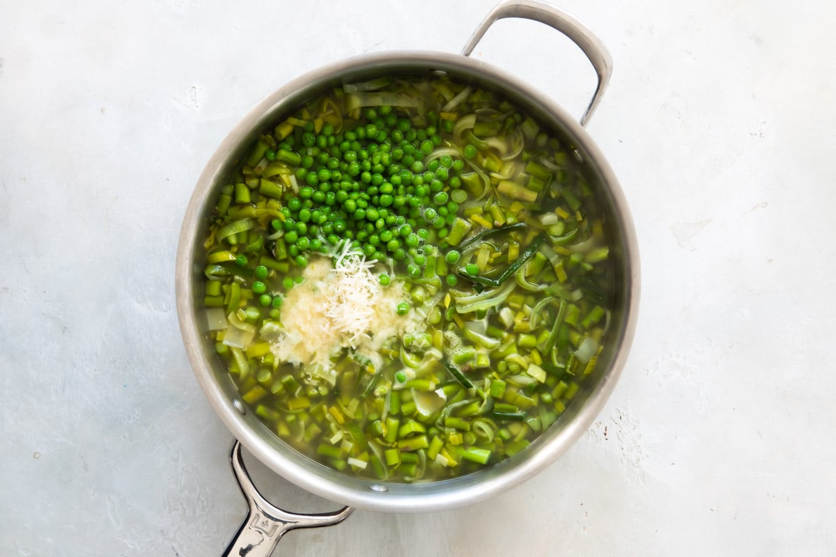 Cooking leeks and asparagus in a skillet.