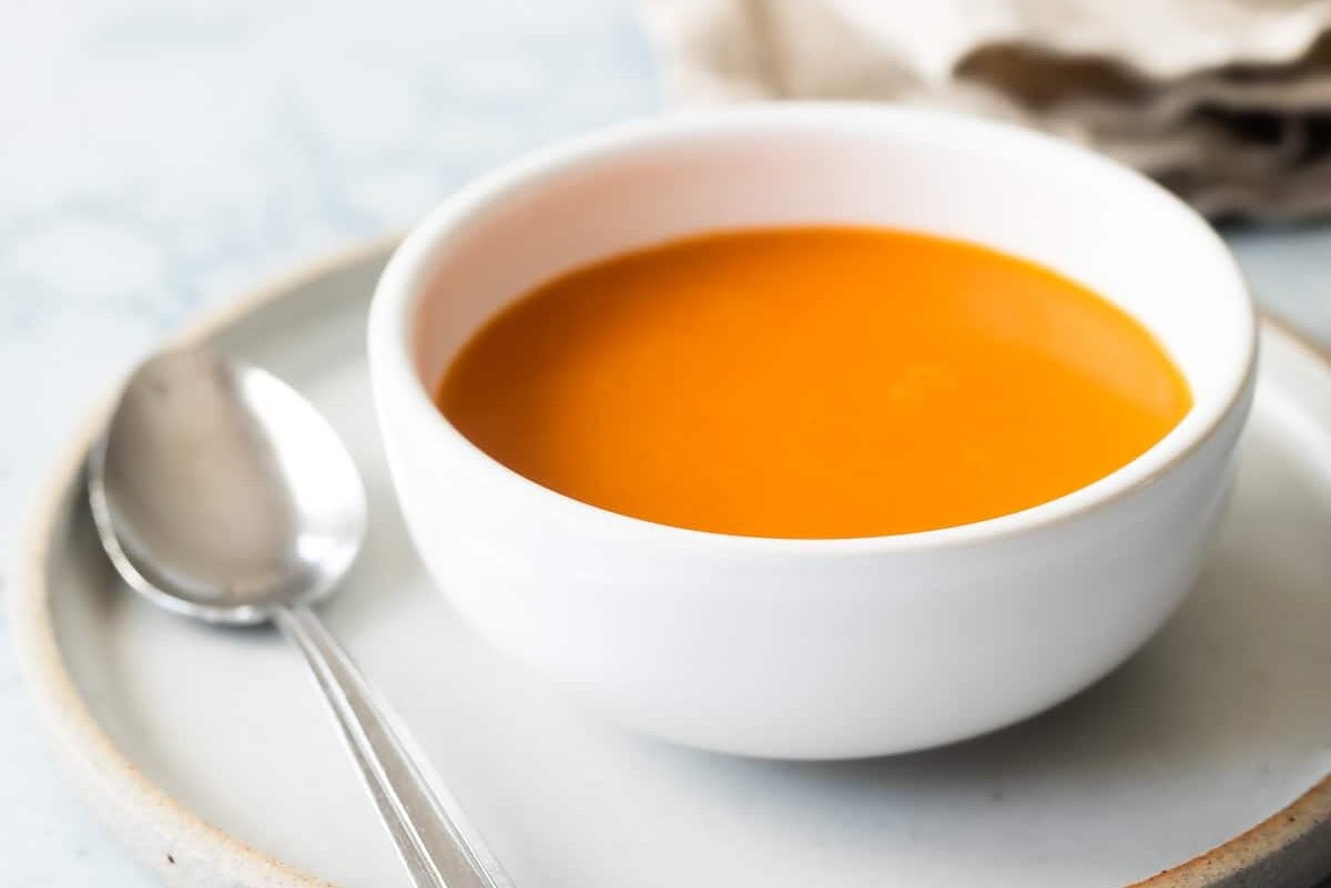 A bowl of buffalo sauce.