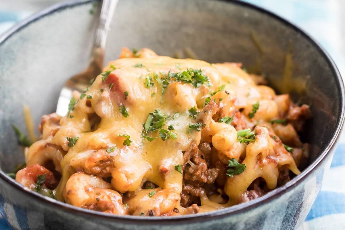 Easy goulash in a blue bowl.