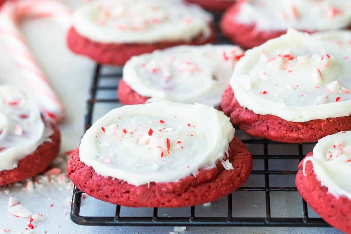 A baking rack with peppermint cookies on top.