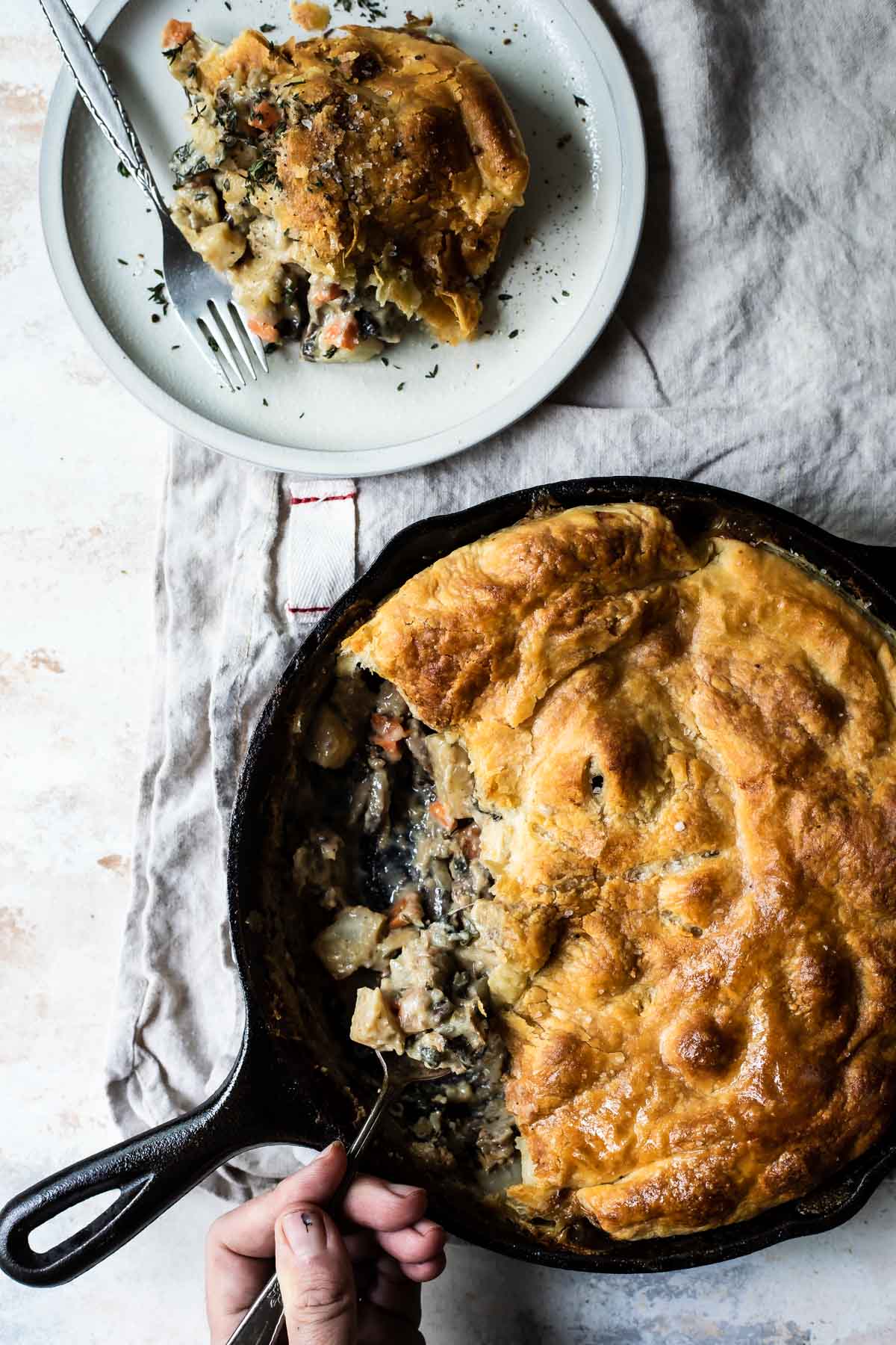A vegetable pot pie in a black skillet.