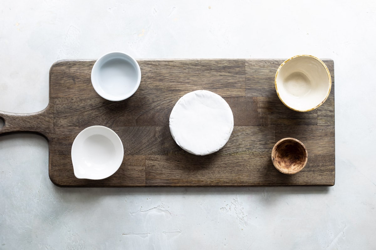 Photos of how to build a cheese board.