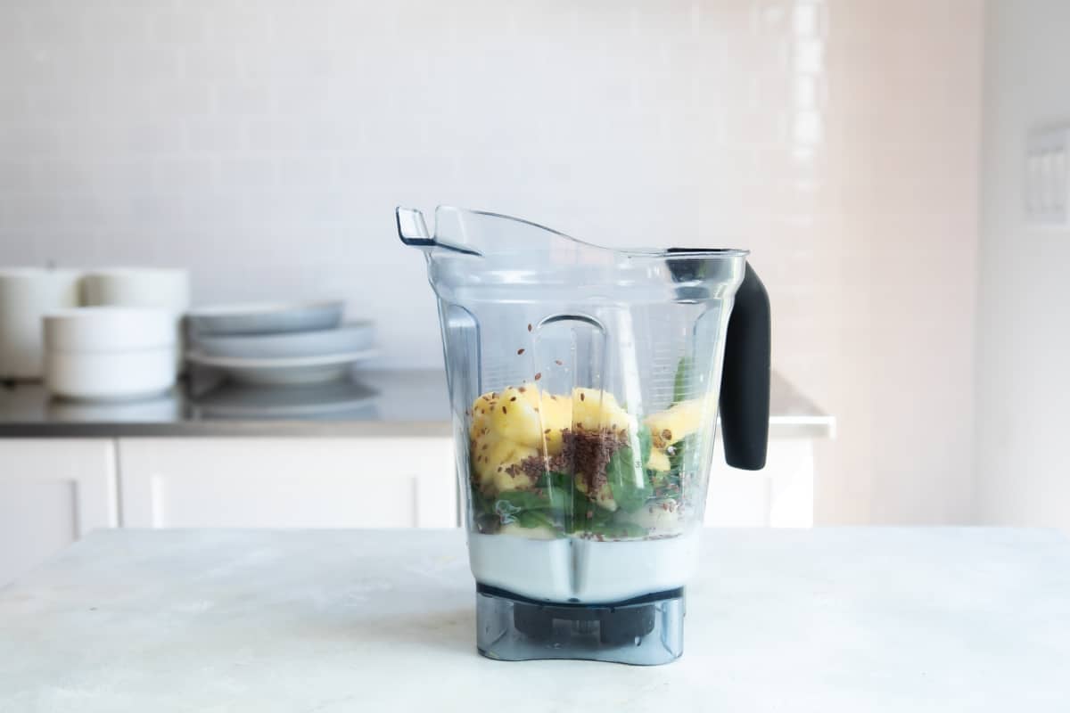 Ingredients for spinach smoothies in a blender.