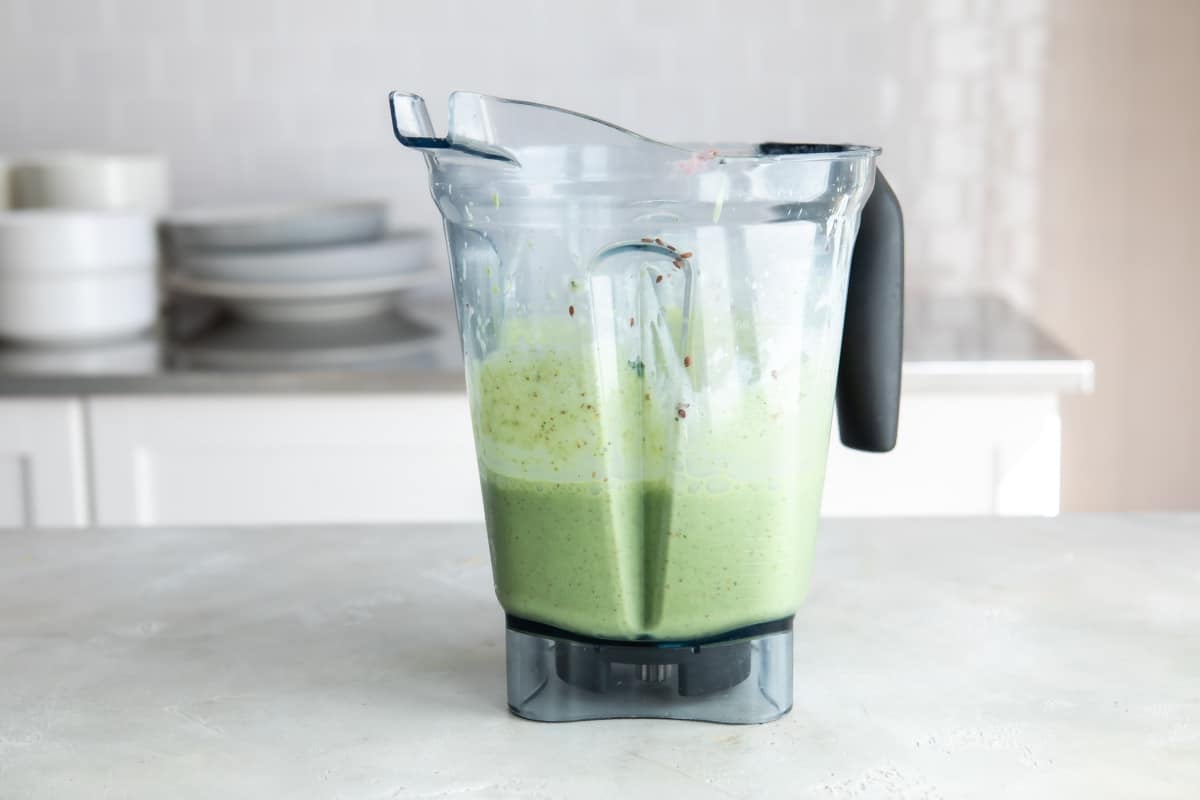 Ingredients for spinach smoothies in a blender.