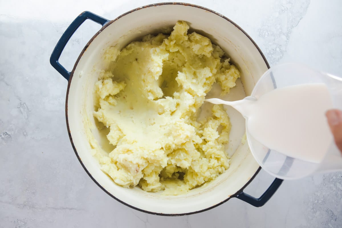 A pot of vegan mashed potatoes.