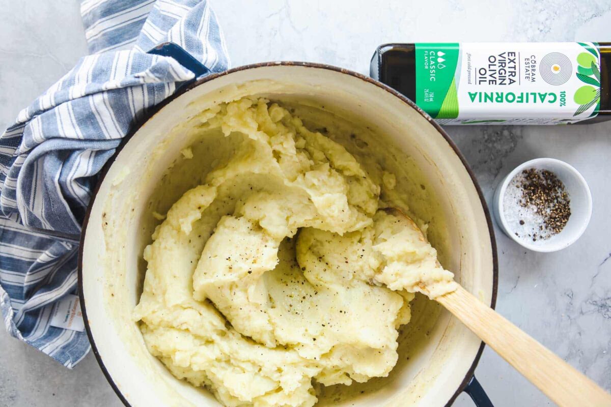 A pot of vegan mashed potatoes.