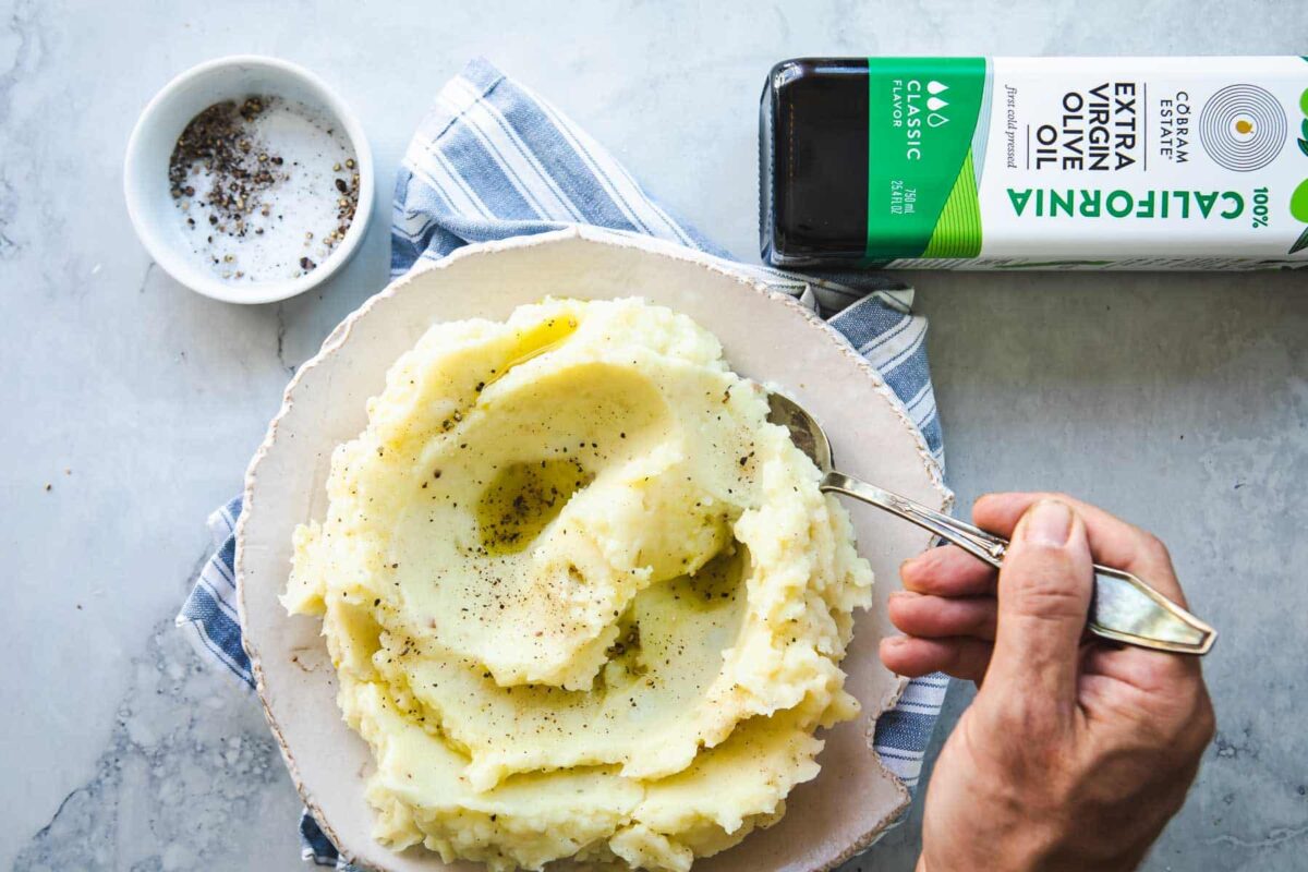 A plate of vegan mashed potatoes.