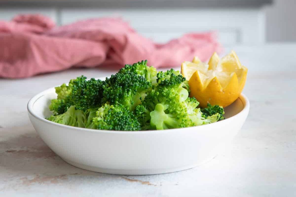 A bowl of steamed broccoli.