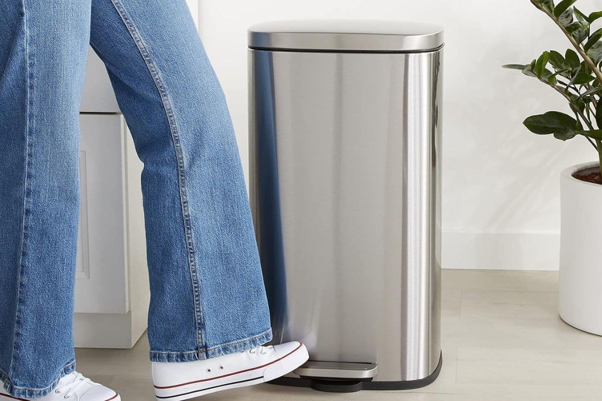 Best kitchen trash cans: Amazon Basics trash can 