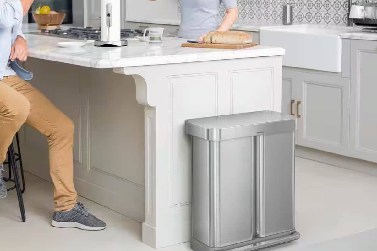 Two compartment trash can 