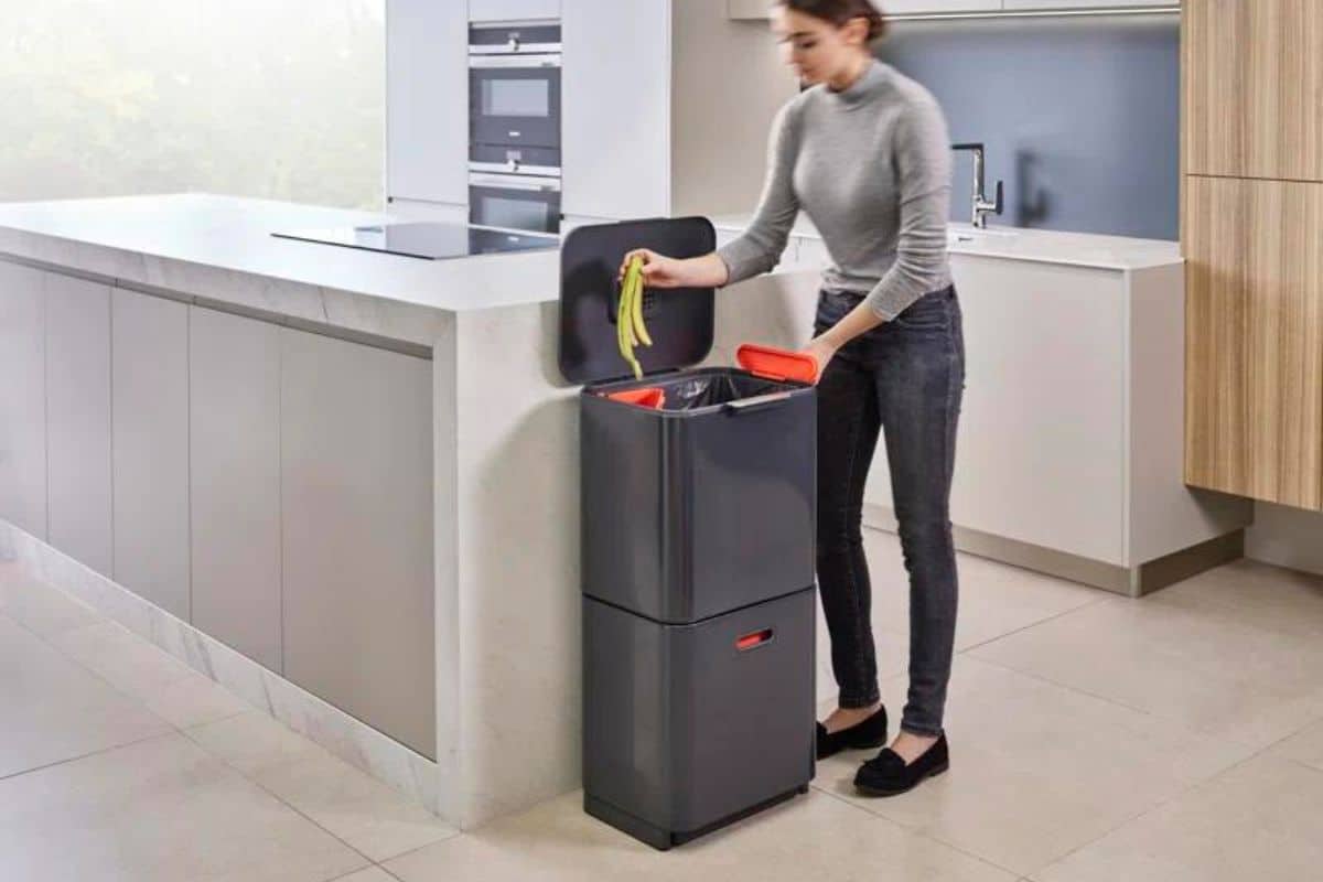 Two compartment trash can 