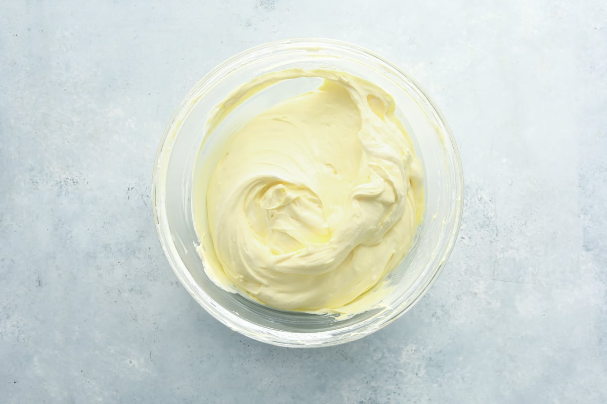 A bowl of pudding mixed with whipped topping.