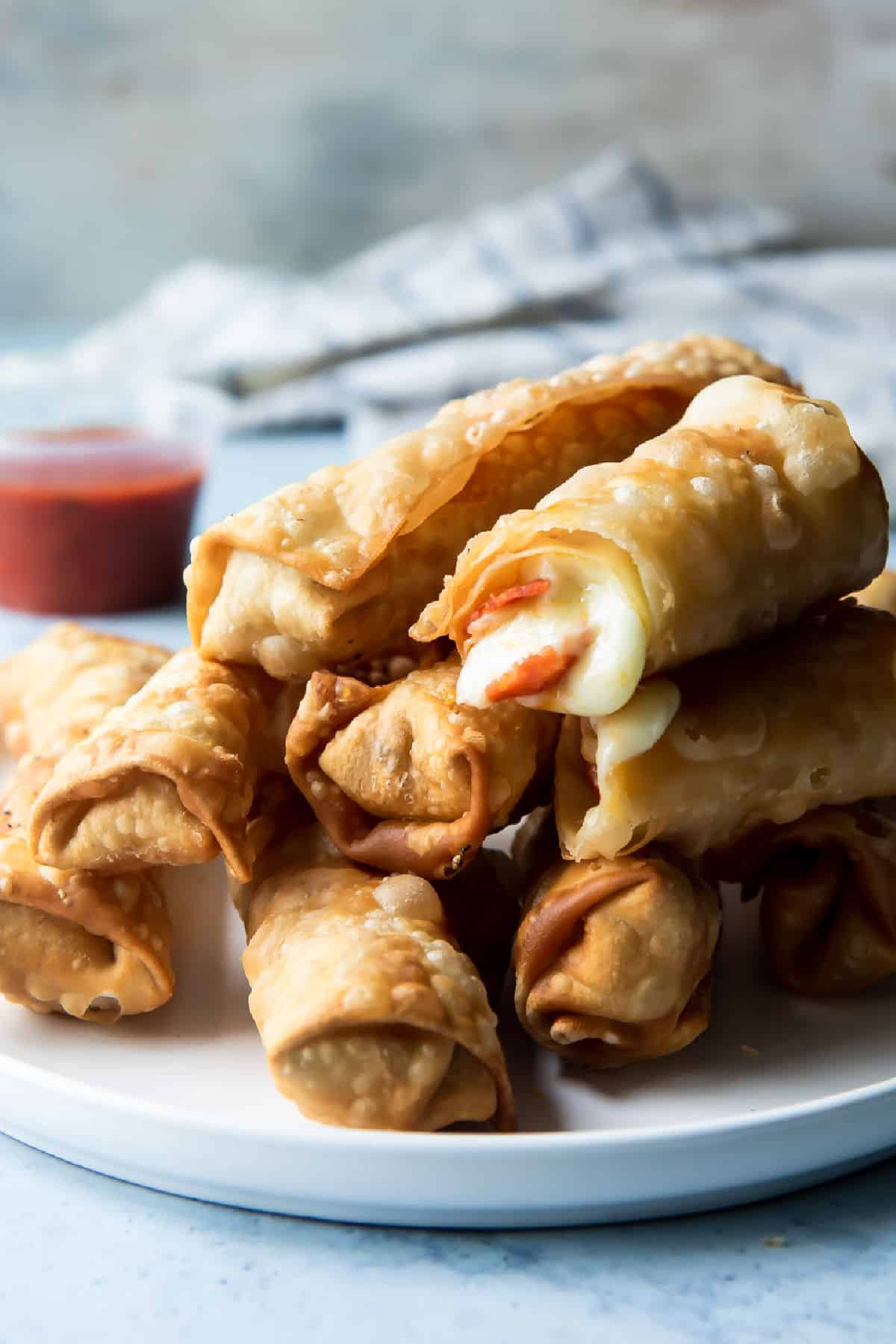 A plate of pizza sticks.