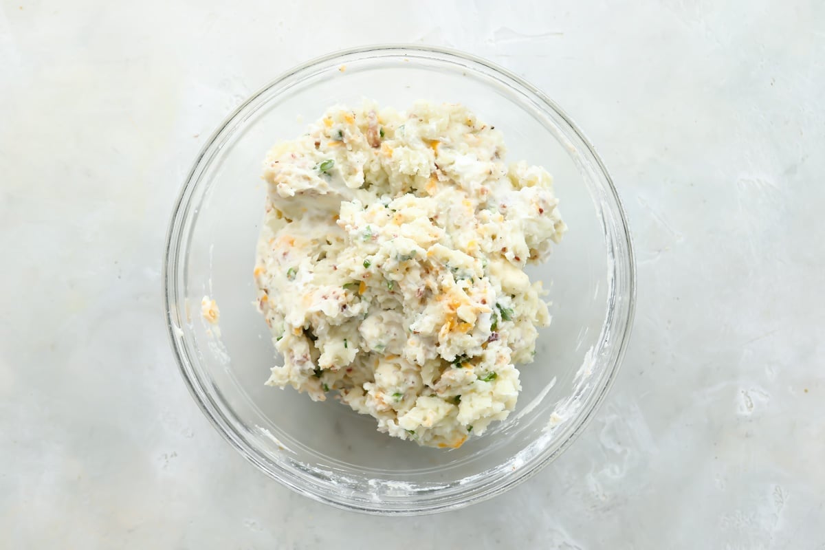 A bowl of mashed potatoes.