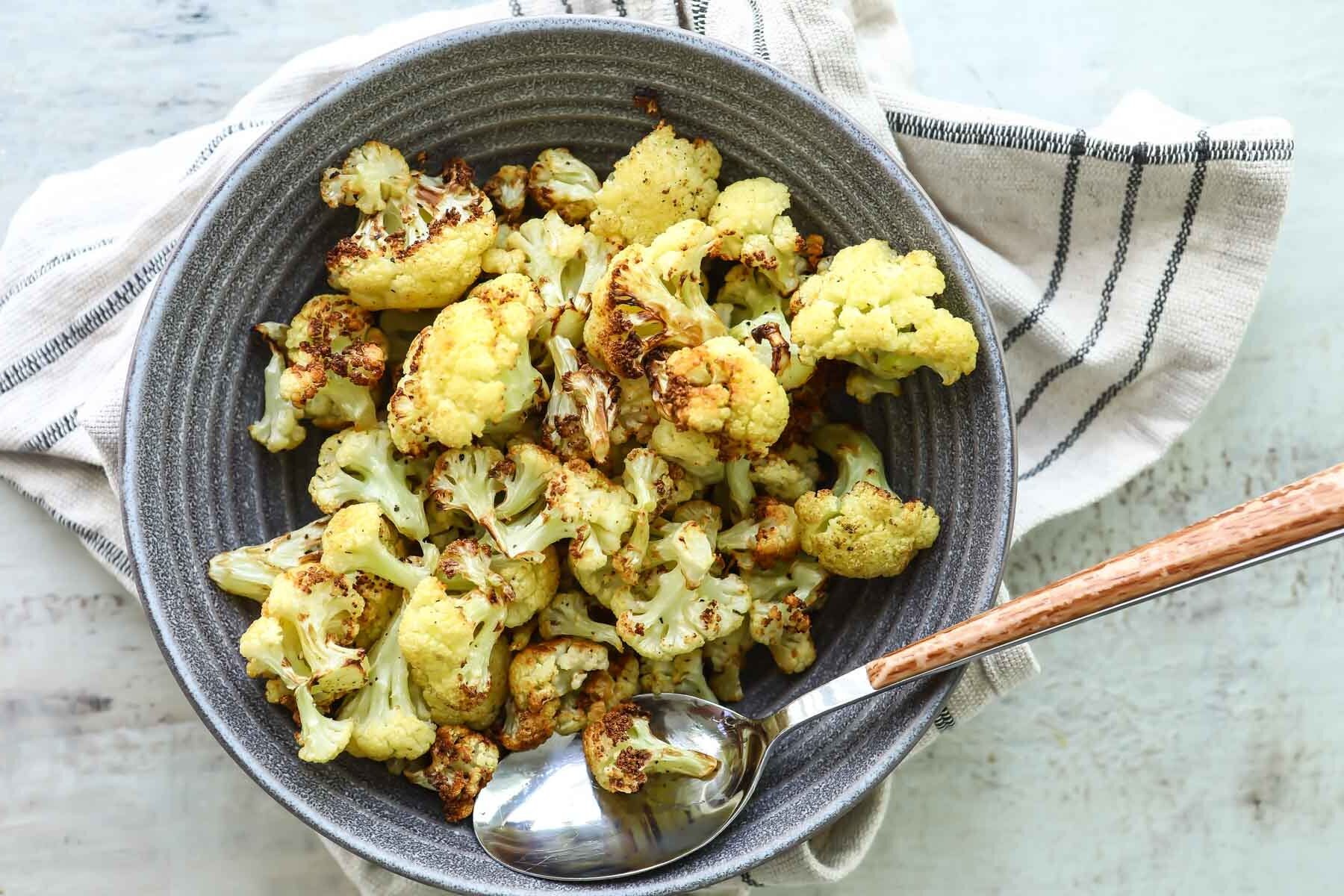 Air fryer cauliflower in a gray bowl.