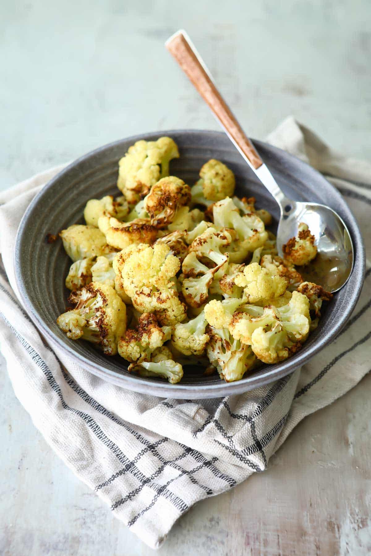 Air fryer cauliflower in a gray bowl.