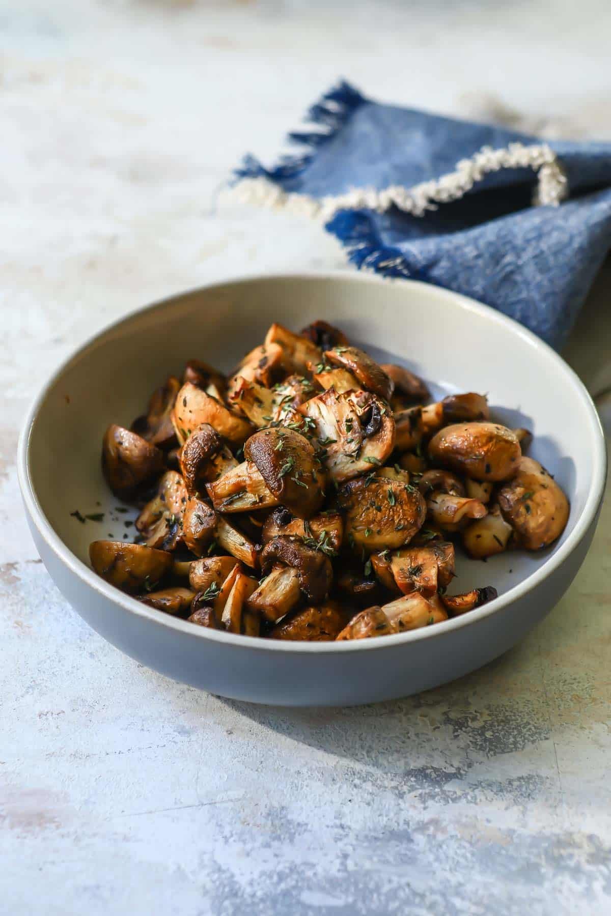 Air fryer mushrooms in a gray bowl.
