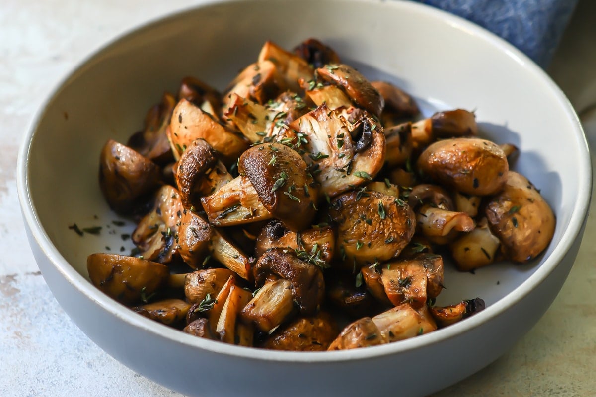 Air fryer mushrooms in a gray bowl.