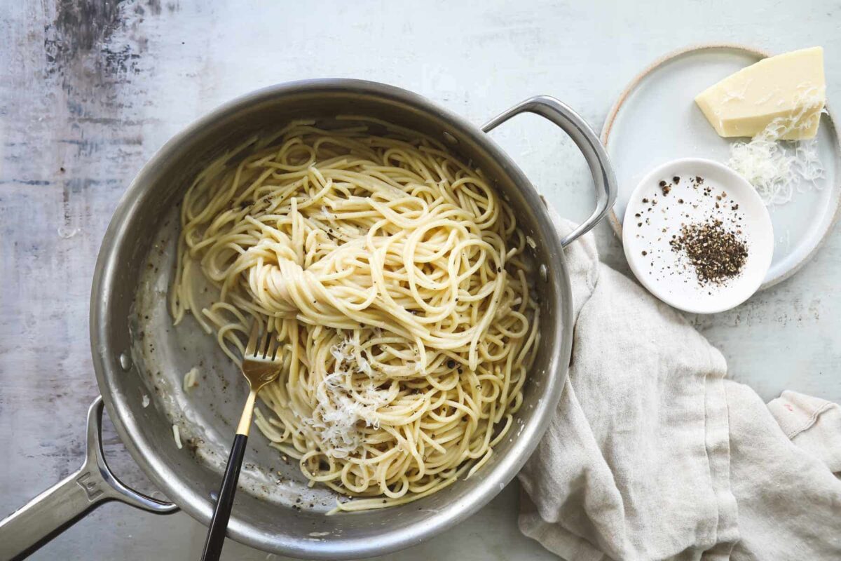 Cacio e pepe in a white bowl.