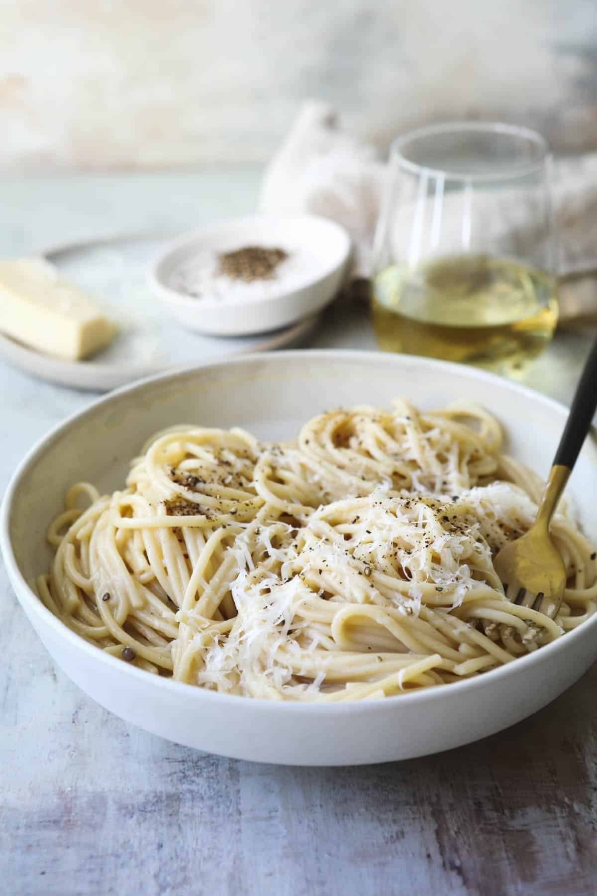 Cacio e pepe in a white bowl.
