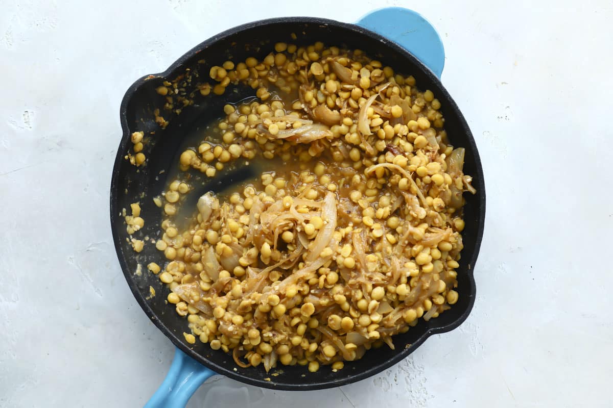 A skillet full of chana dal.