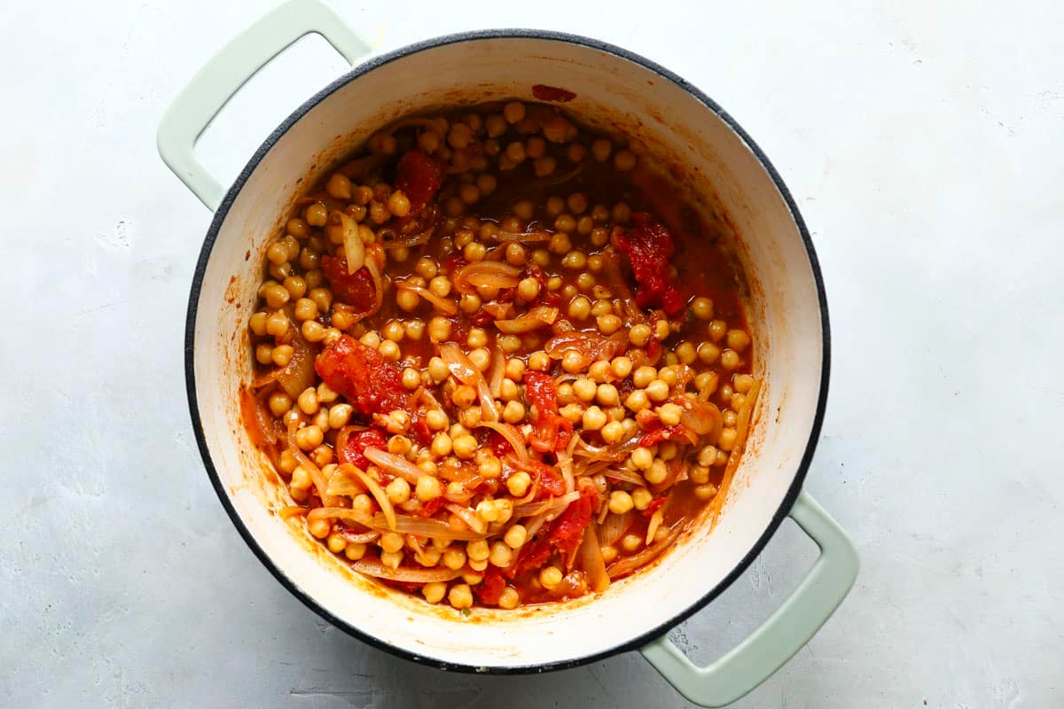 A pot full of chana masala.