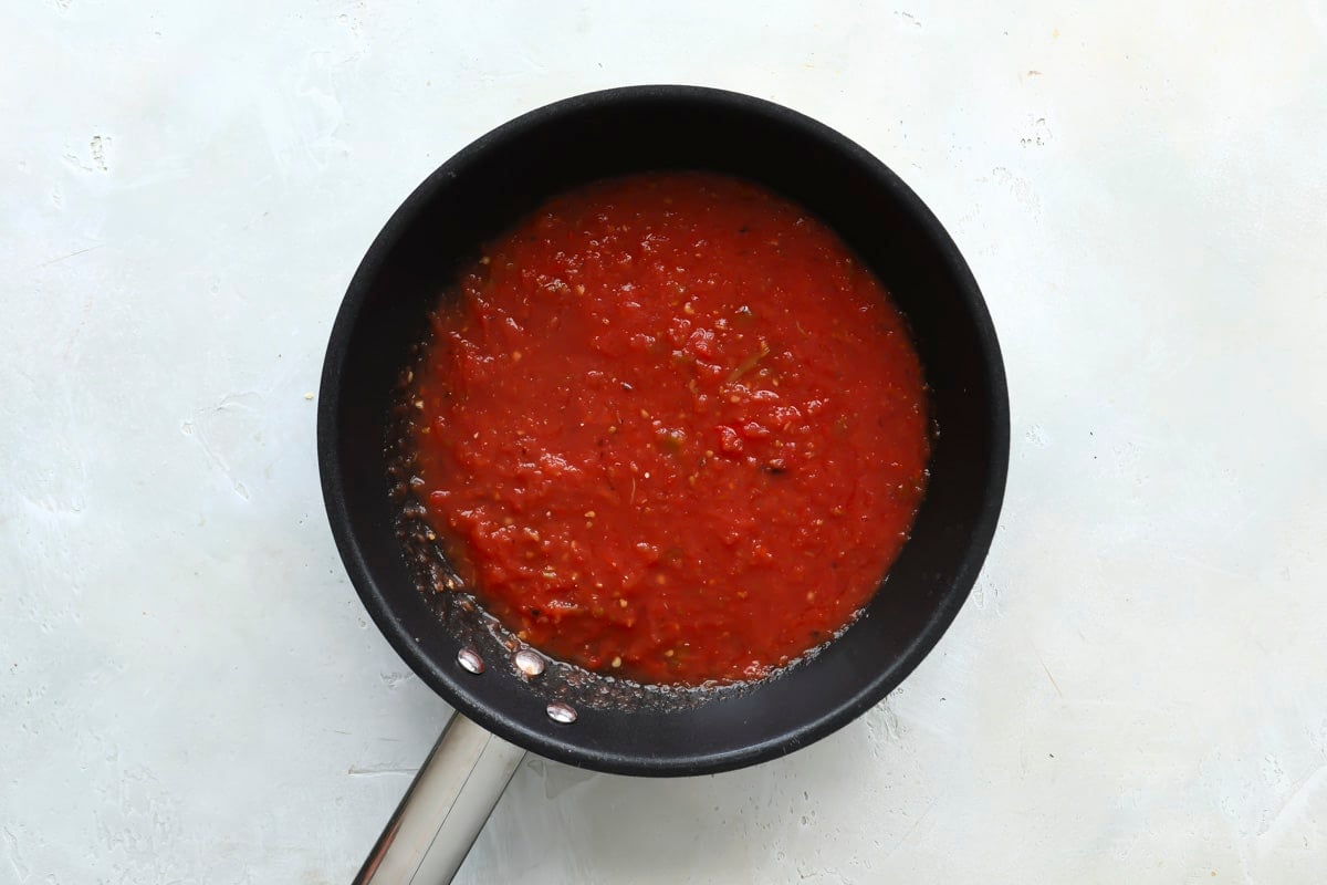 A skillet of salsa ranchera.